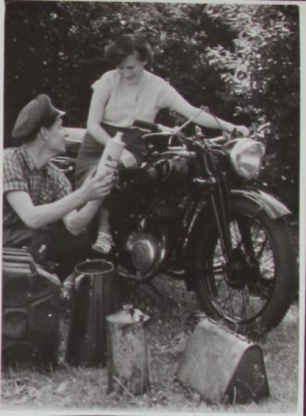 Zuendapp Motorbike when changing Valvoline-Motoroil 1954 original photo (4563)